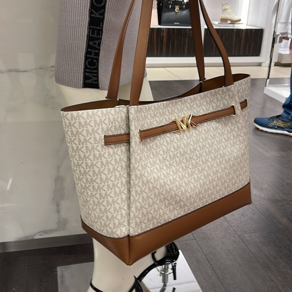 MICHAEL KORS
Reed Large Logo Belted Shoulder Tote Bag
Vanilla 
NWT - Picture 16 of 16